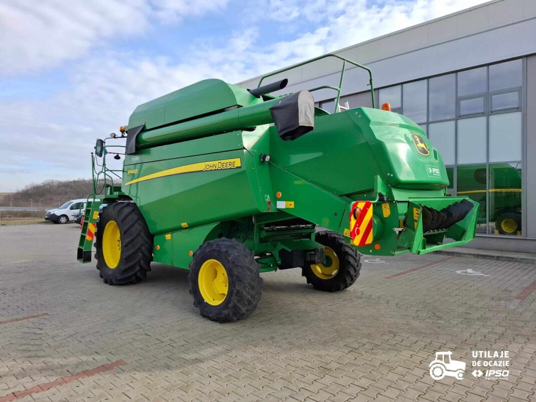John Deere W440 + Header paioase