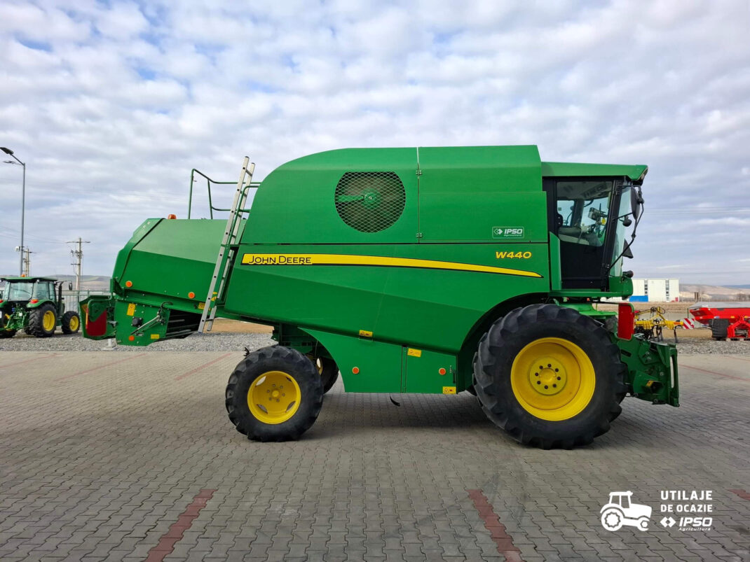 John Deere W440 + Header paioase