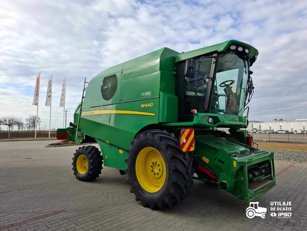 John Deere W440 + Header paioase