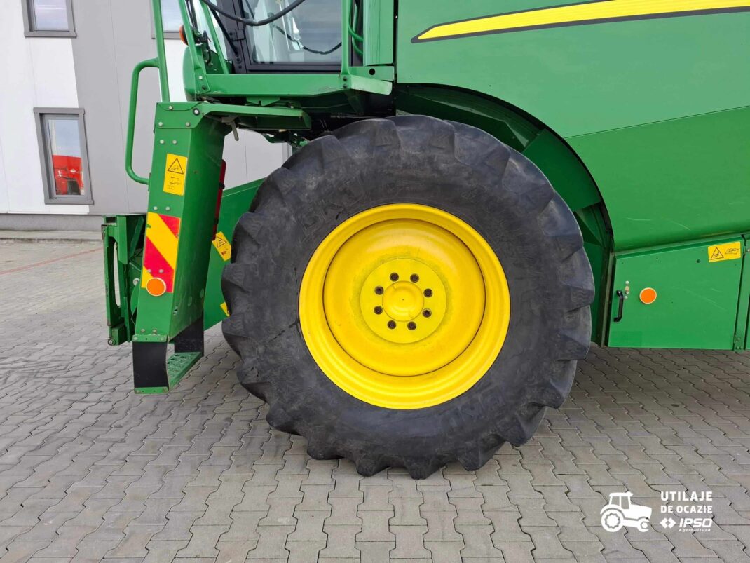 John Deere W440 + Header paioase