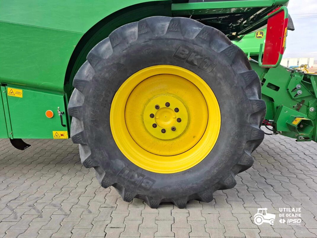 John Deere W440 + Header paioase