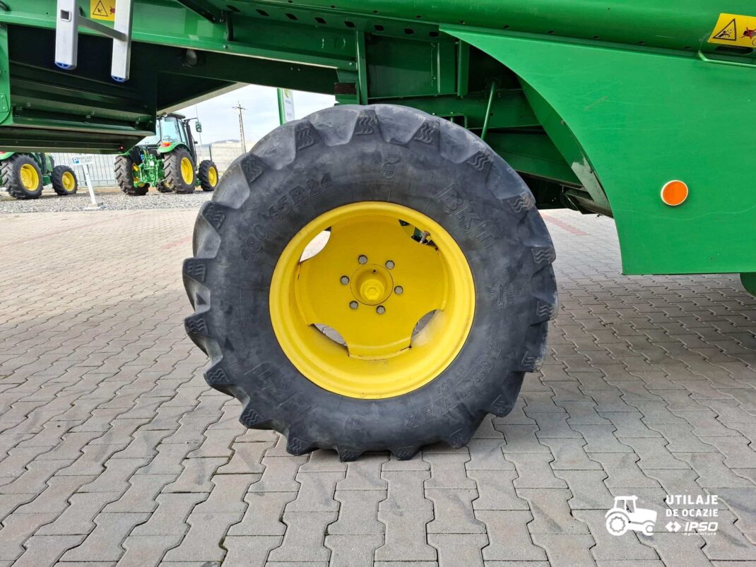 John Deere W440 + Header paioase