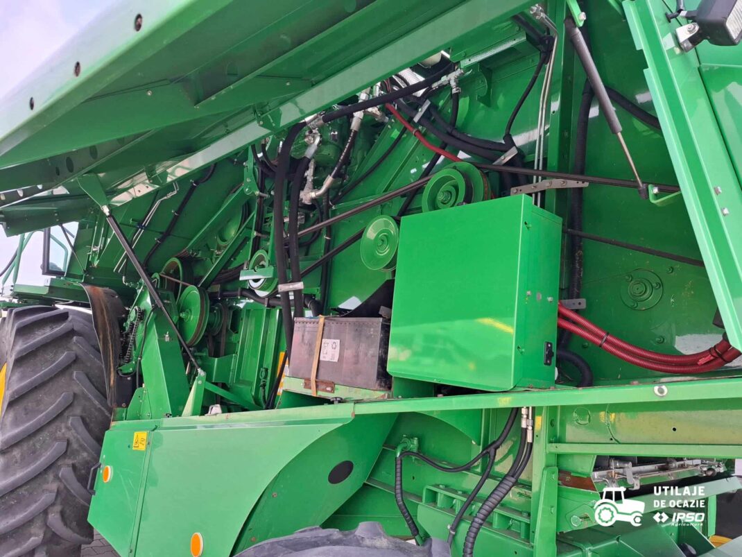 John Deere W440 + Header paioase