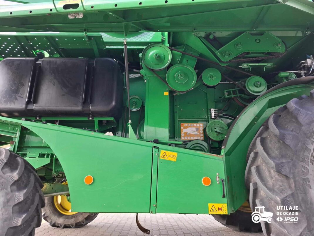 John Deere W440 + Header paioase