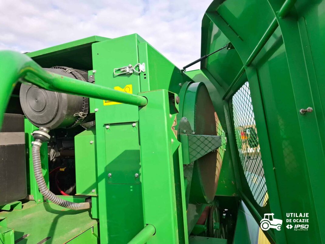 John Deere W440 + Header paioase
