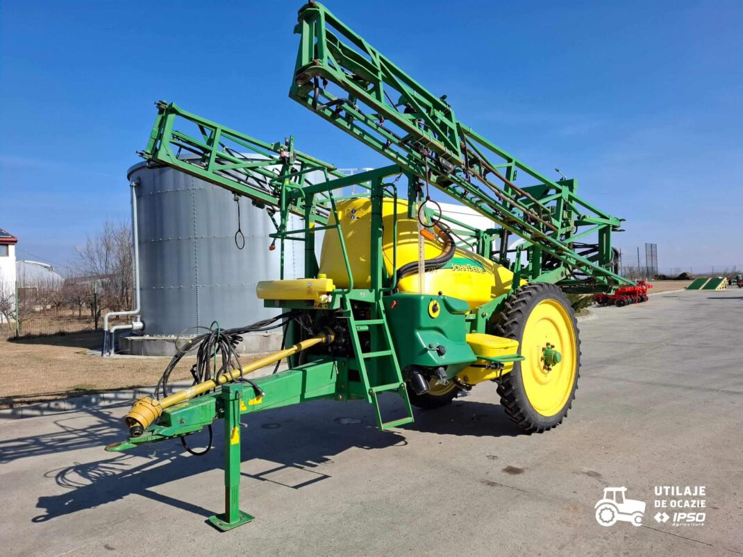 Sprayer tractat John Deere 724