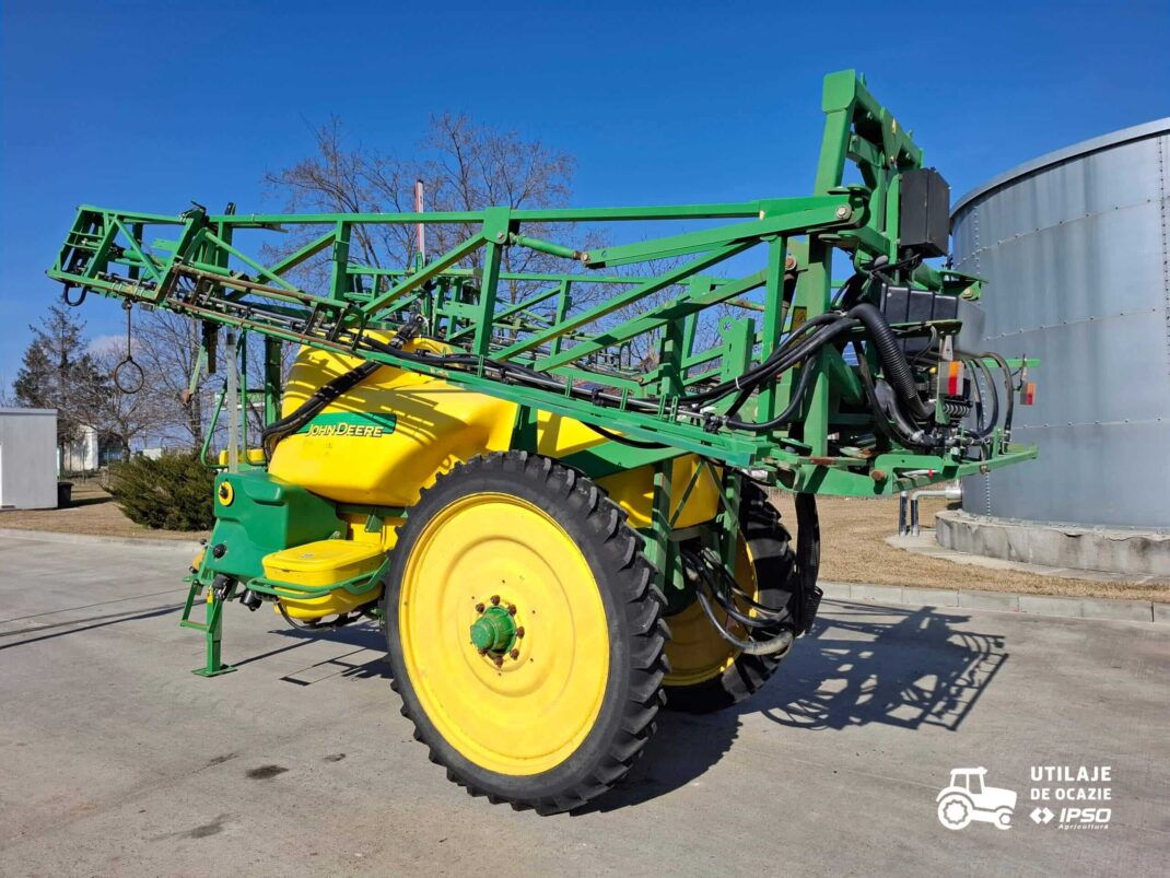 Sprayer tractat John Deere 724