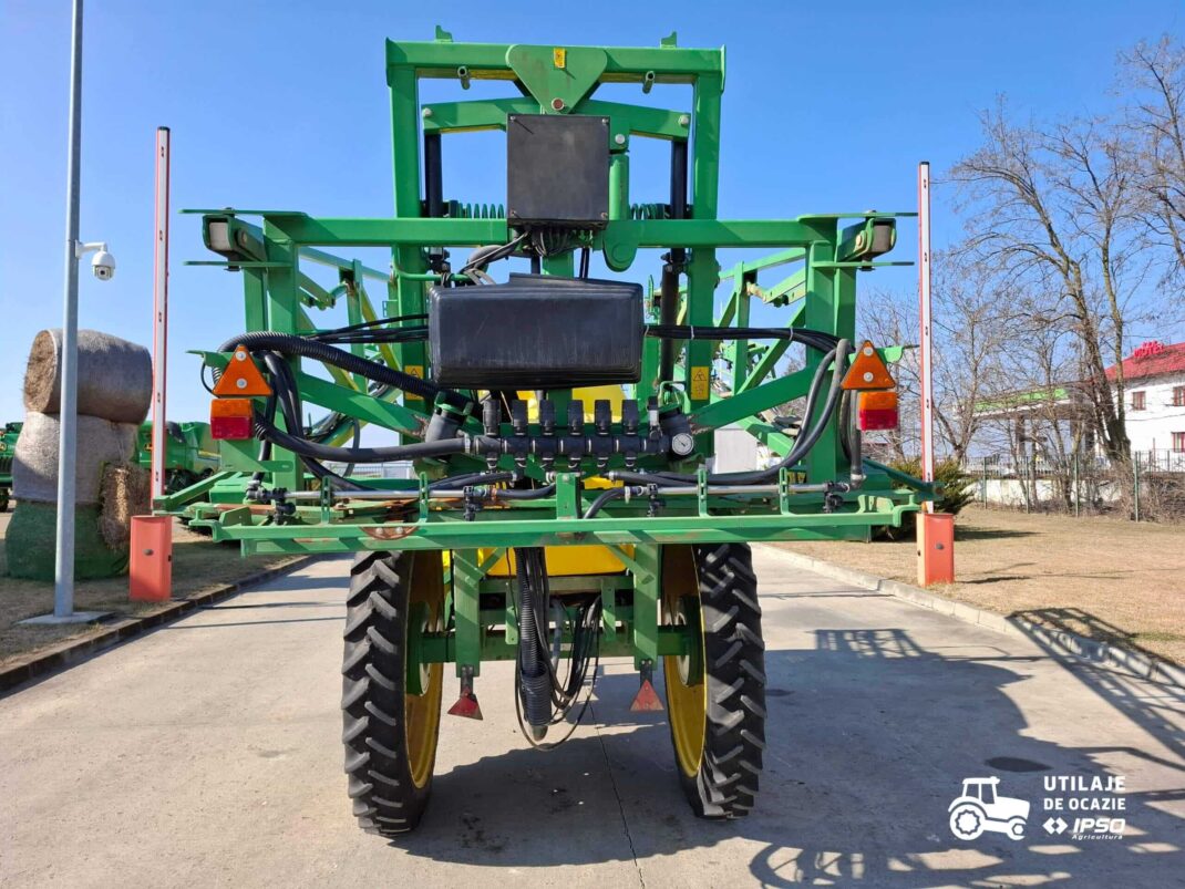 Sprayer tractat John Deere 724