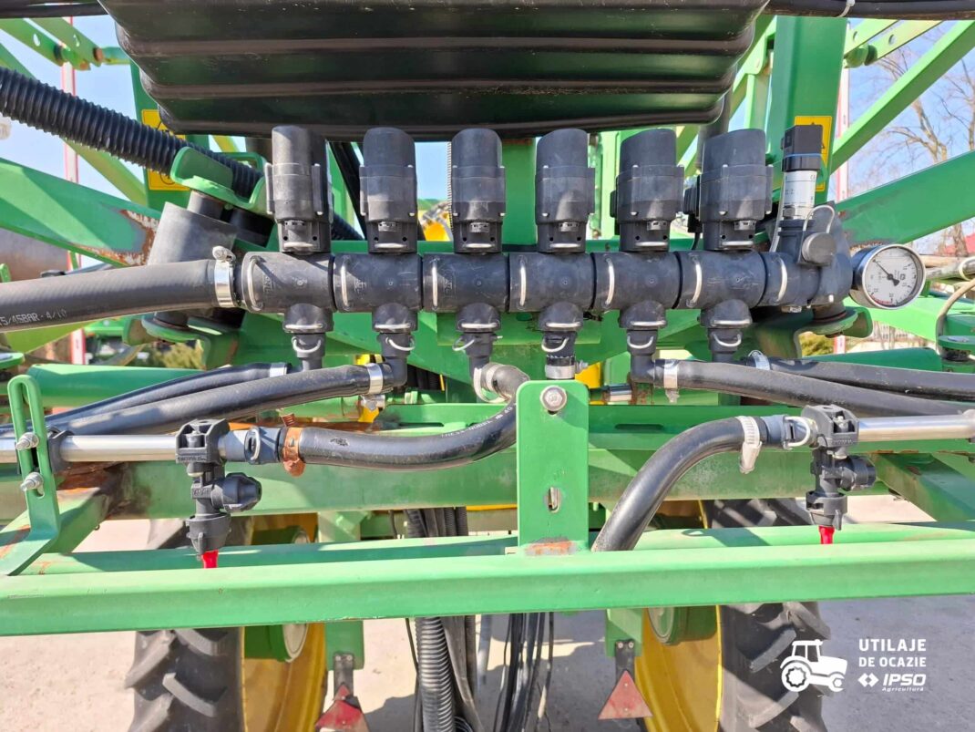 Sprayer tractat John Deere 724