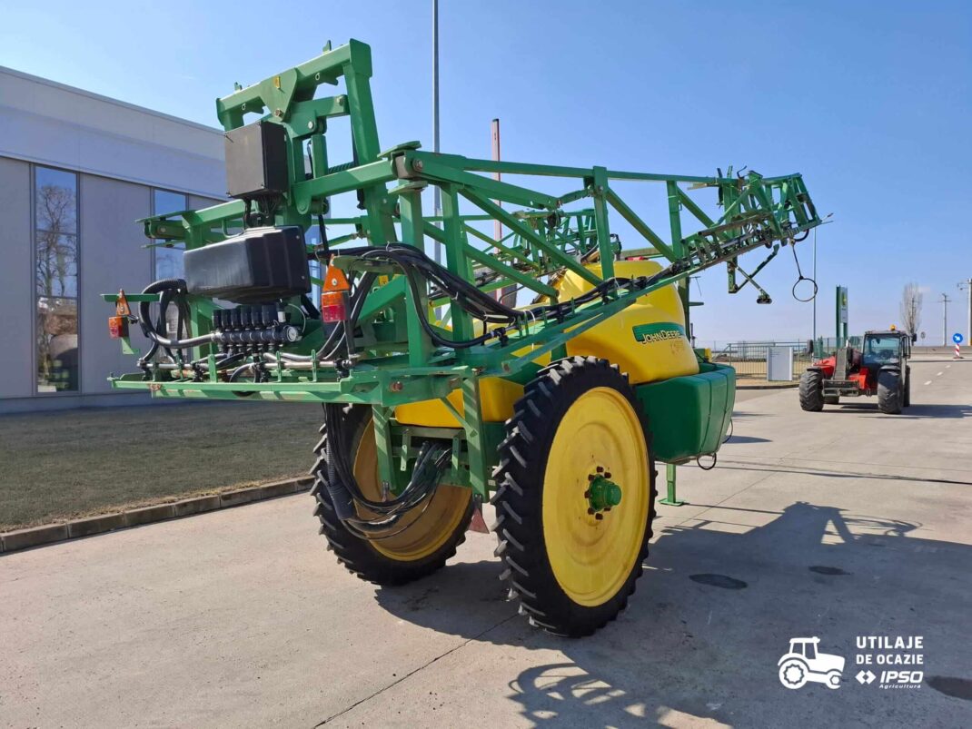 Sprayer tractat John Deere 724