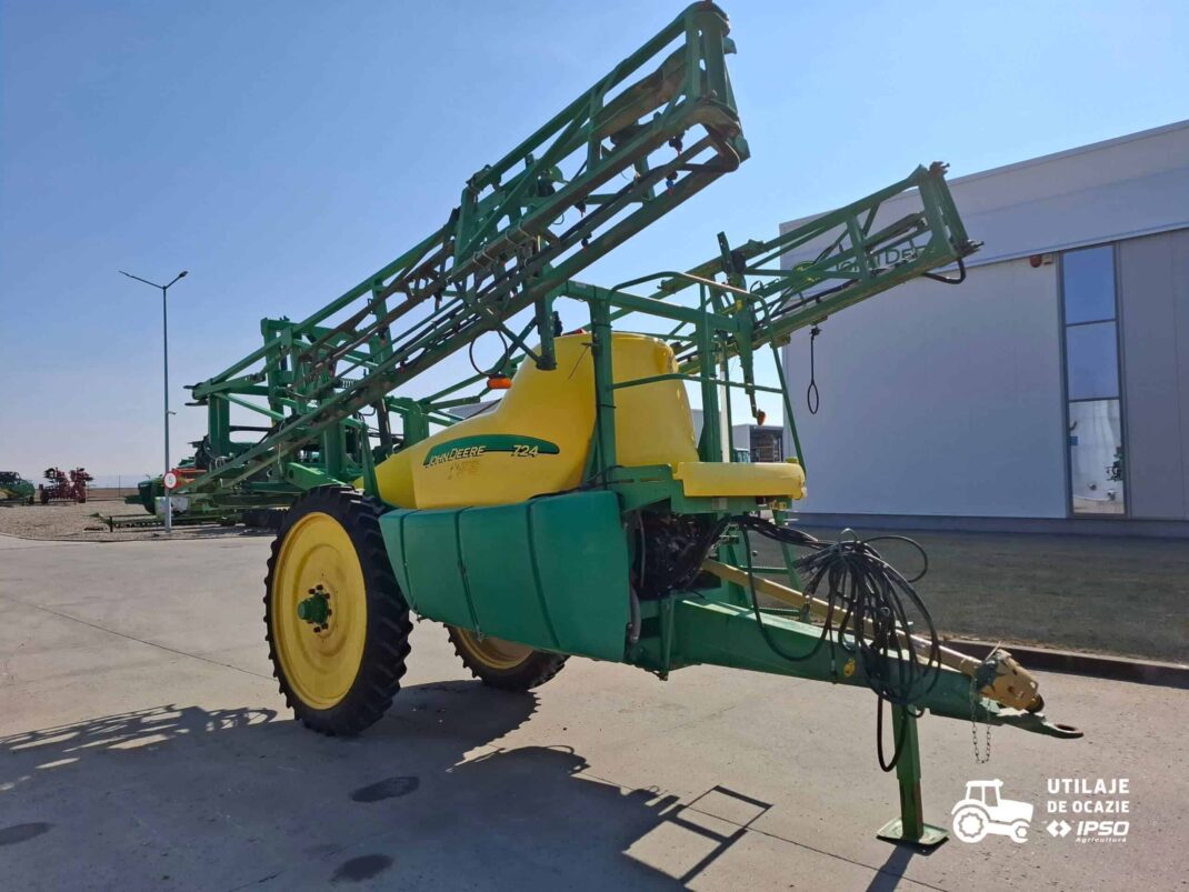 Sprayer tractat John Deere 724