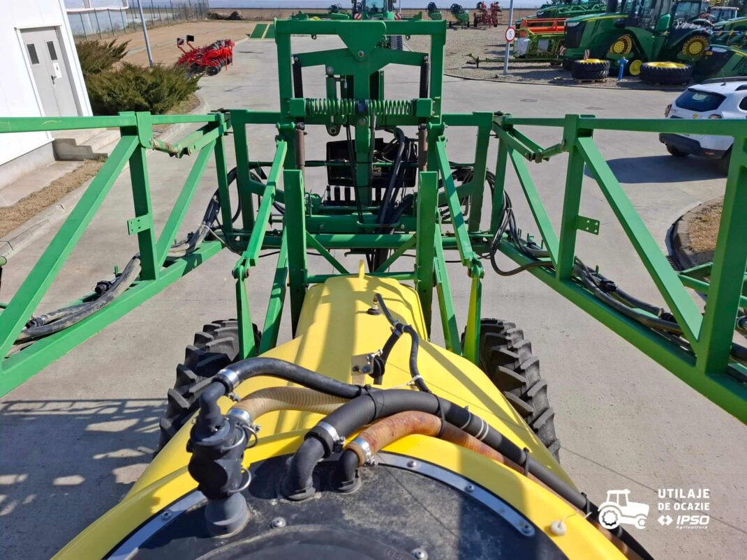 Sprayer tractat John Deere 724