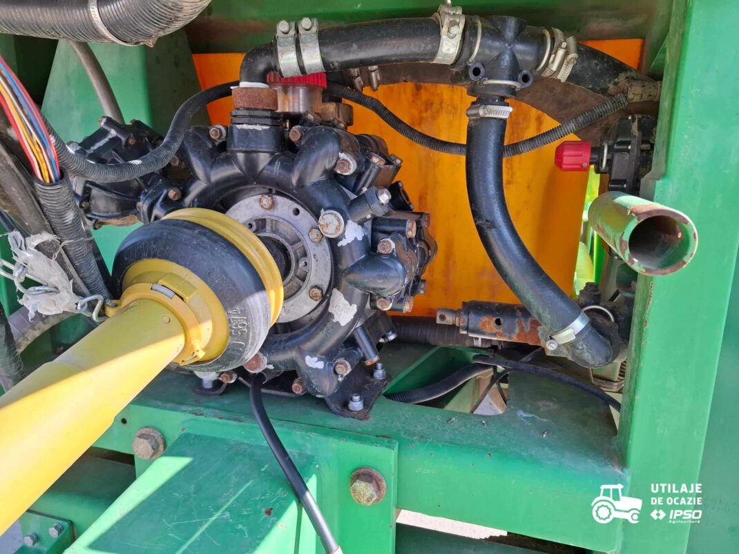 Sprayer tractat John Deere 724