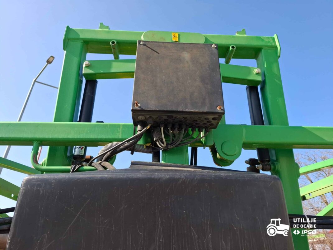 Sprayer tractat John Deere 724