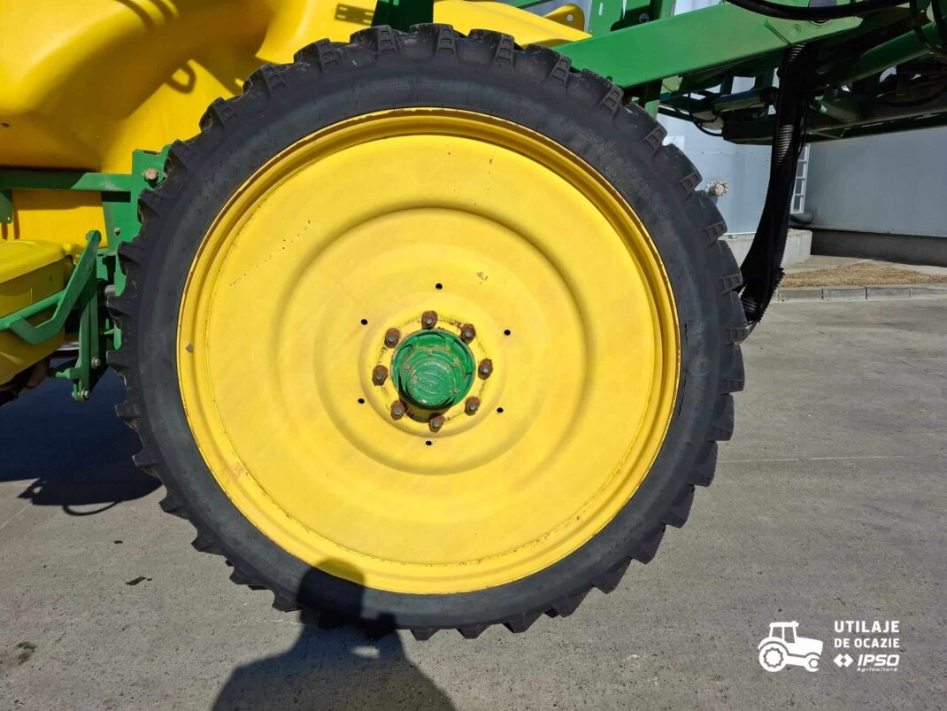Sprayer tractat John Deere 724