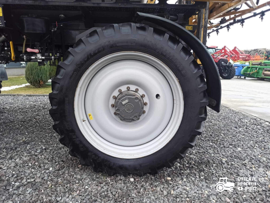 Sprayer Challenger Rogator RG 1300B