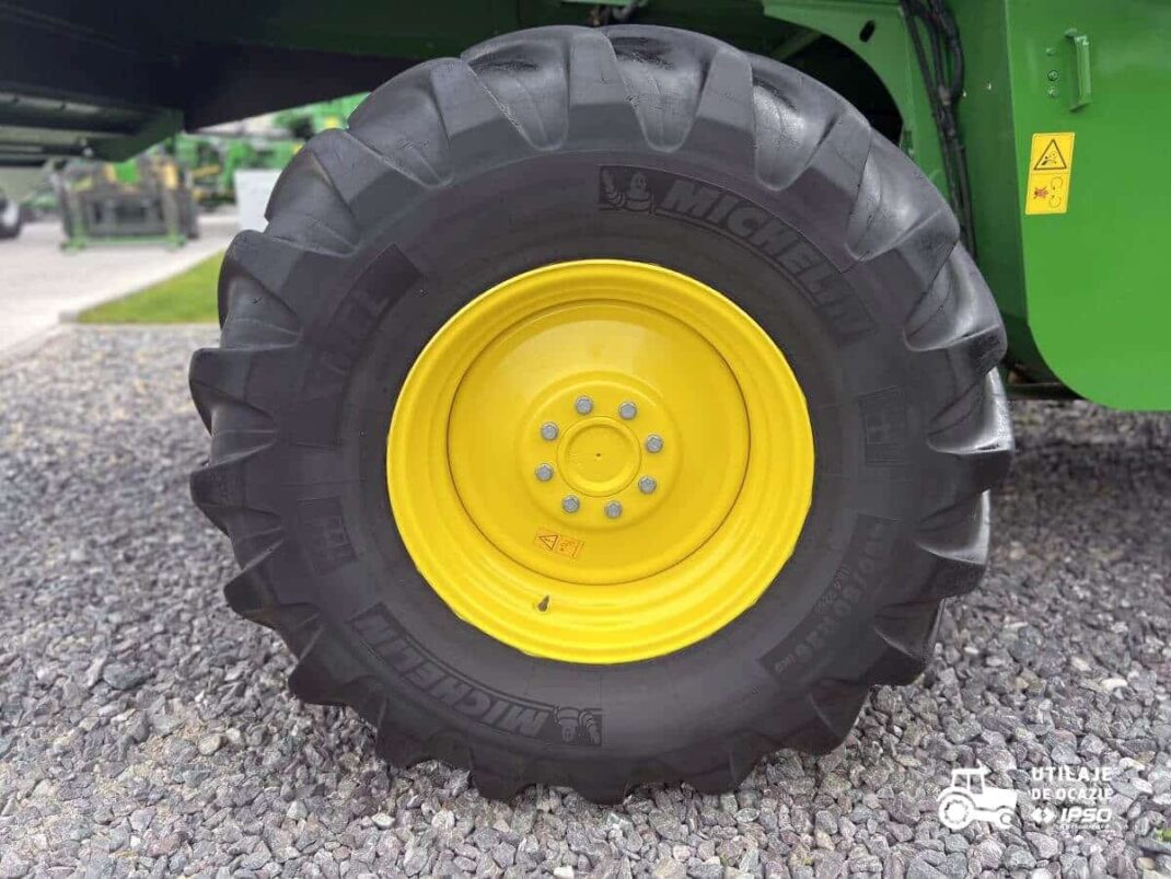 John Deere W540 + Header paioase