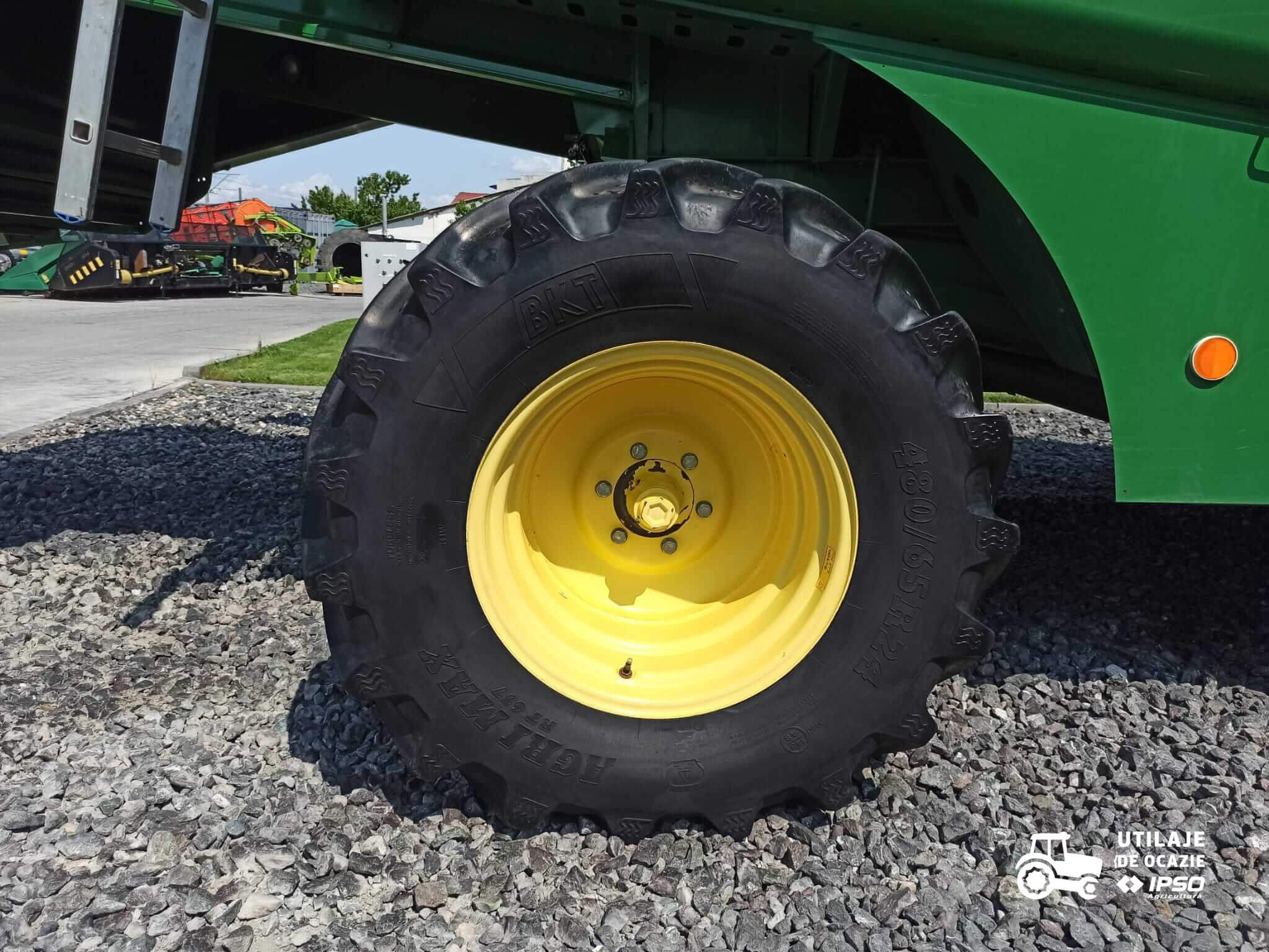 John Deere W440 + Header paioase