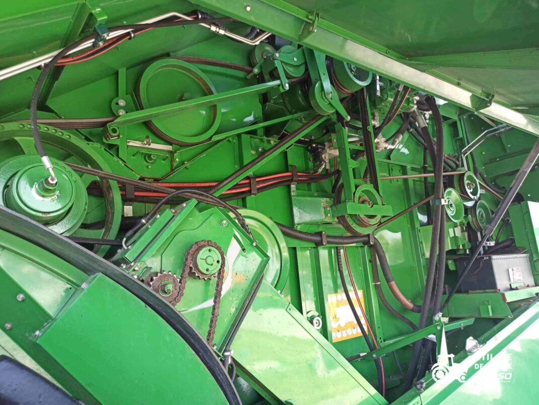 John Deere W440 + Header paioase