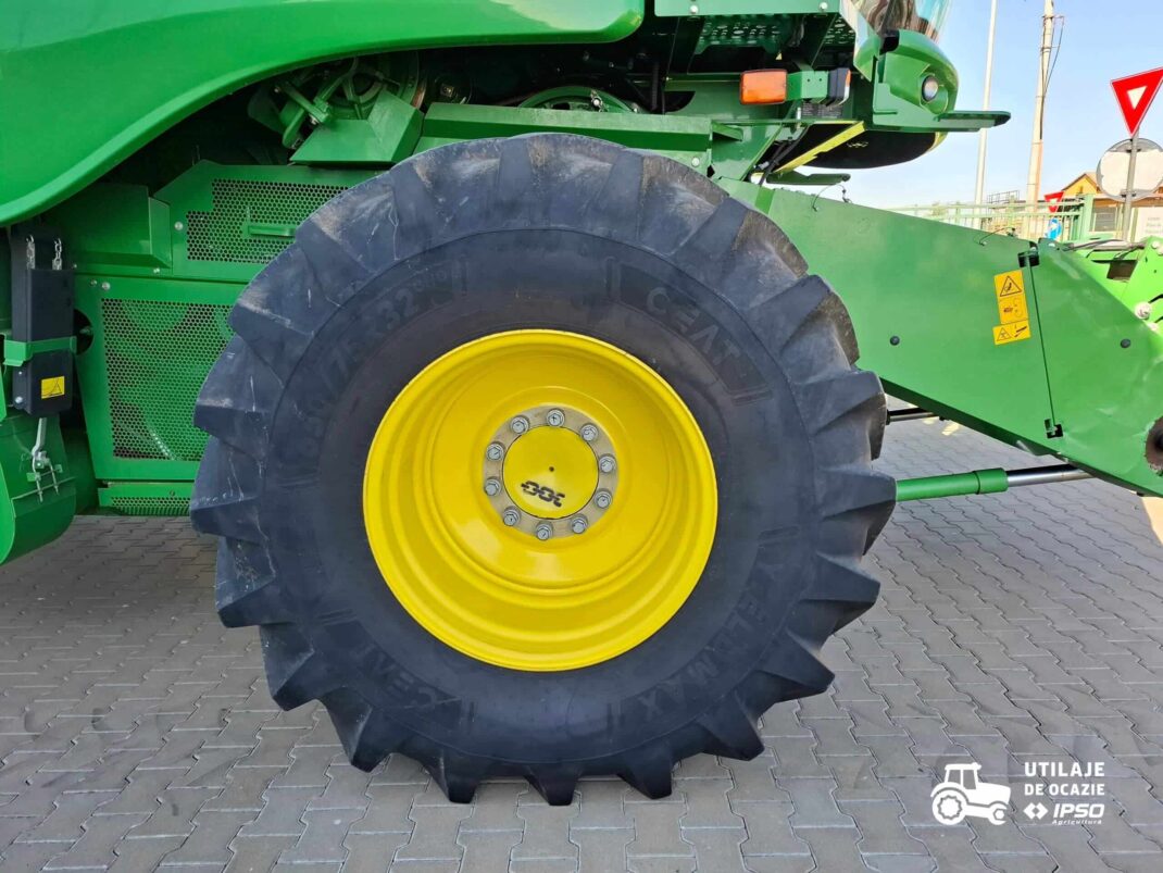 John Deere W550