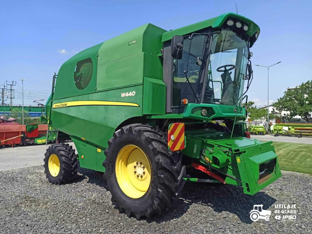 John Deere W440 + Header paioase