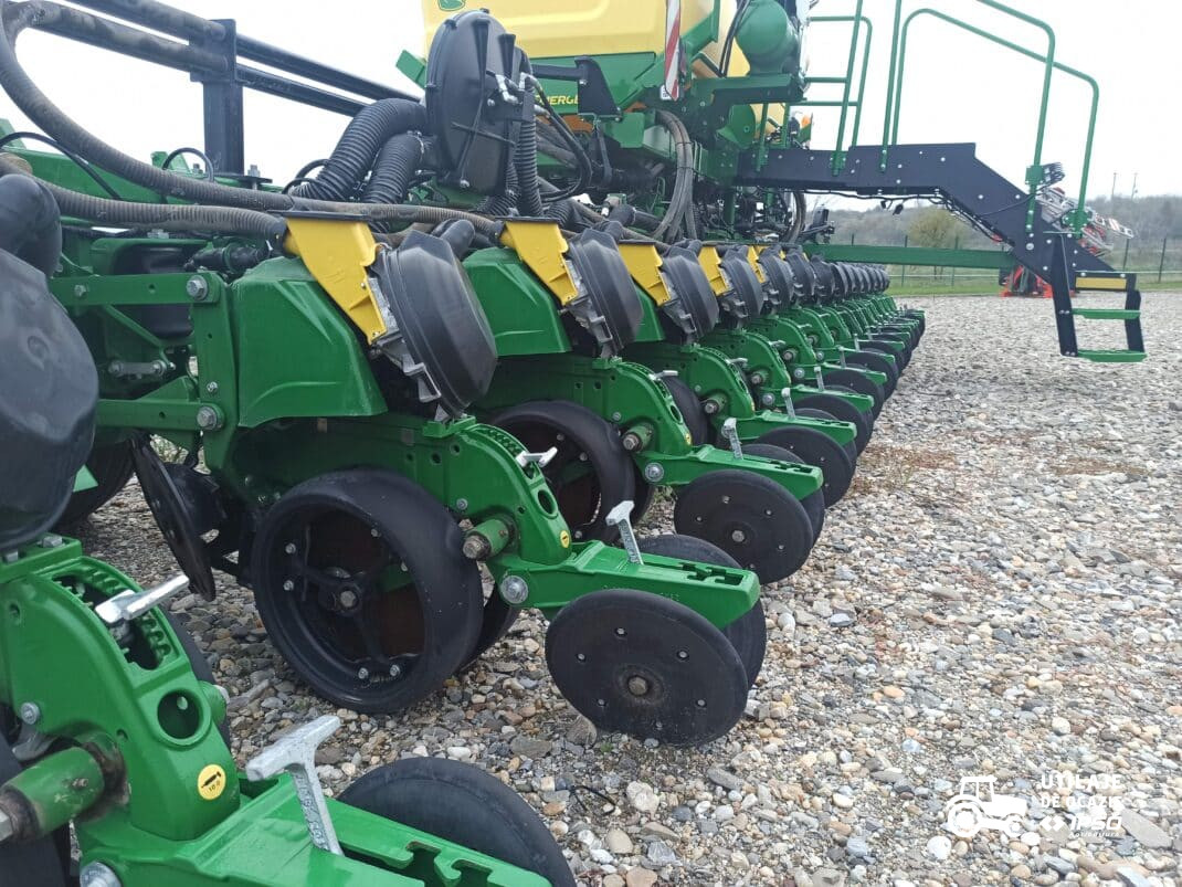 Semanatoare prasitoare John Deere DB37 ExactEmerge