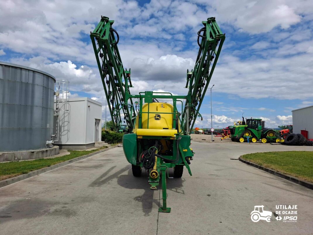 Sprayer tractat John Deere 724