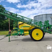 Sprayer tractat John Deere 724