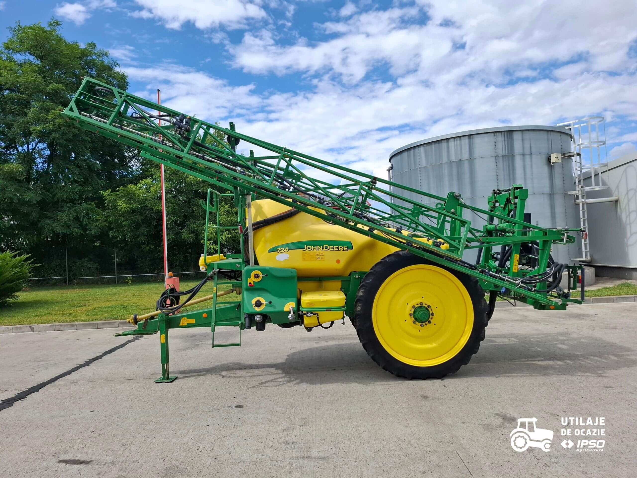 Sprayer tractat John Deere 724