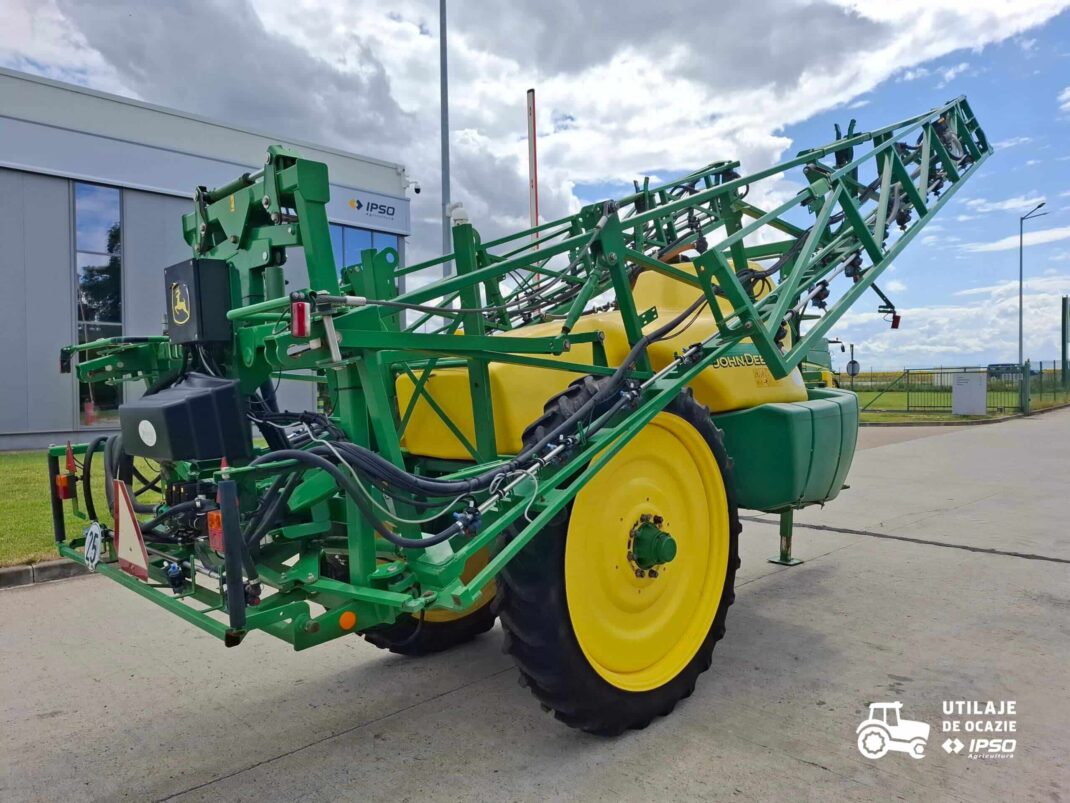 Sprayer tractat John Deere 724