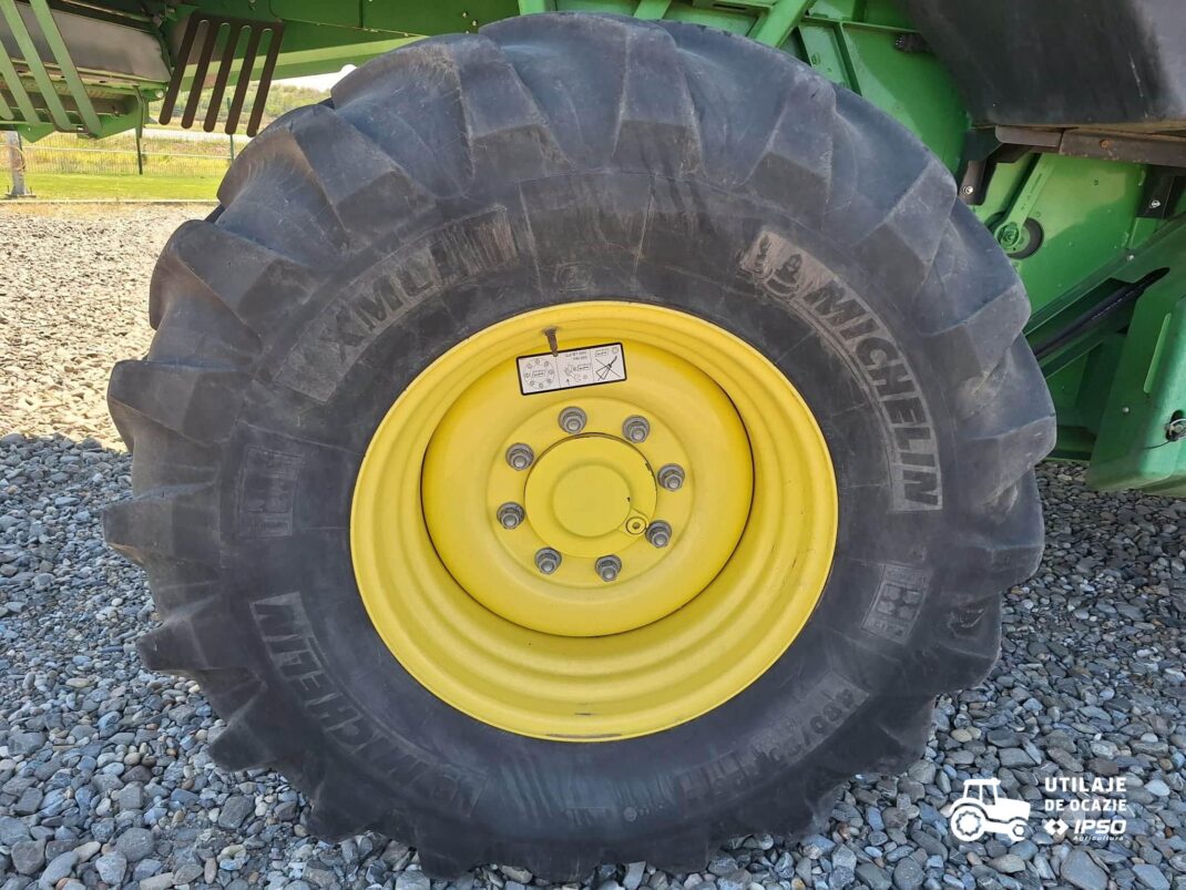 John Deere W550 + Header paioase