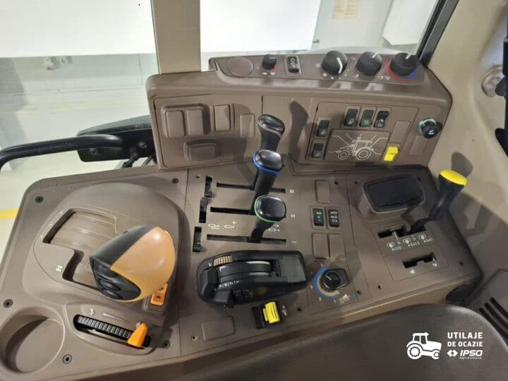 John Deere 6195M