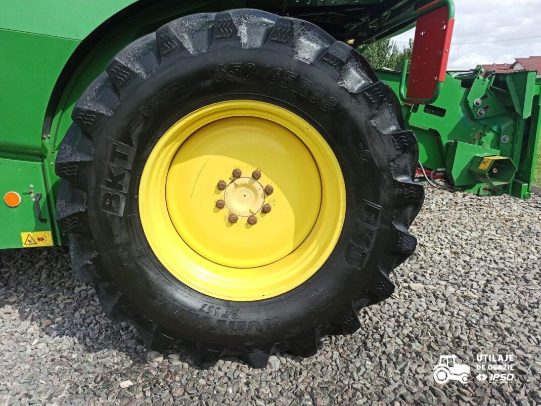 John Deere W440 + Header paioase