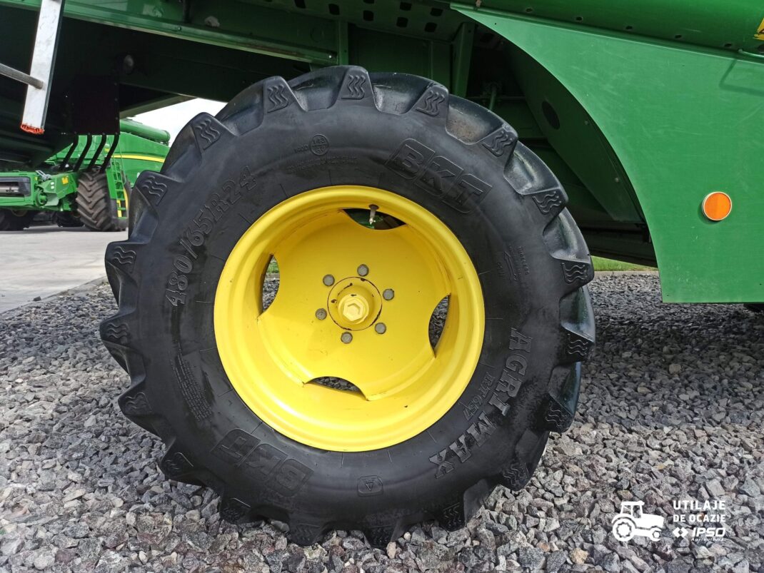 John Deere W440 + Header paioase