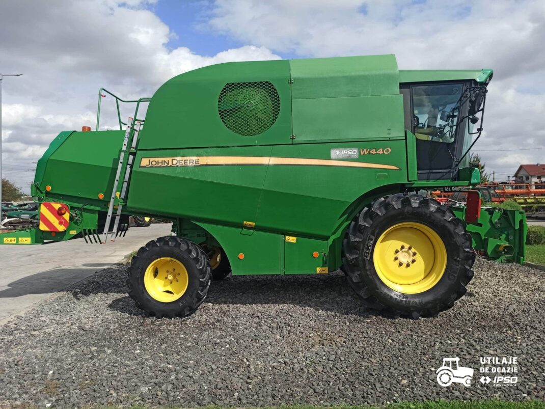 John Deere W440 + Header paioase