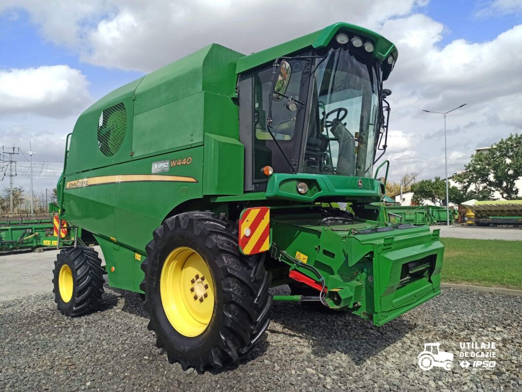 John Deere W440 + Header paioase