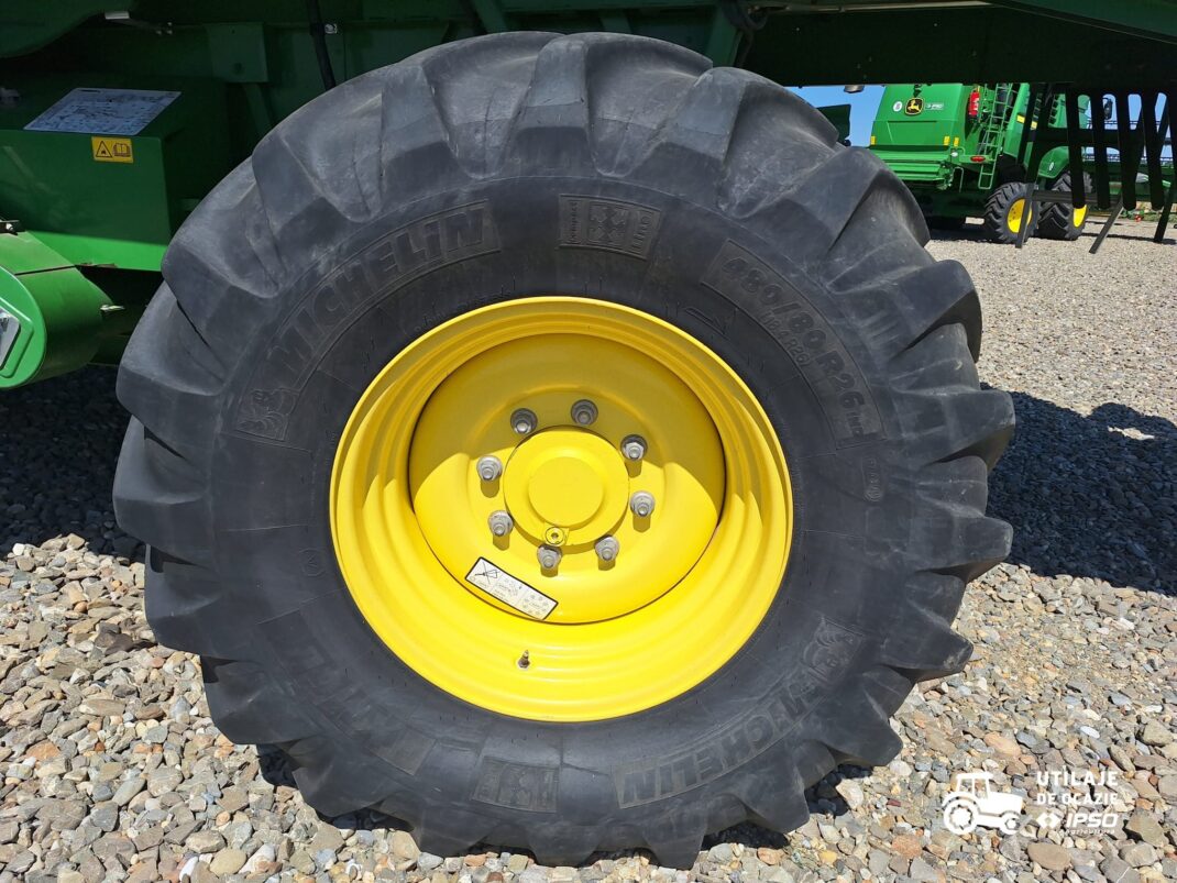 John Deere W550 + Header paioase