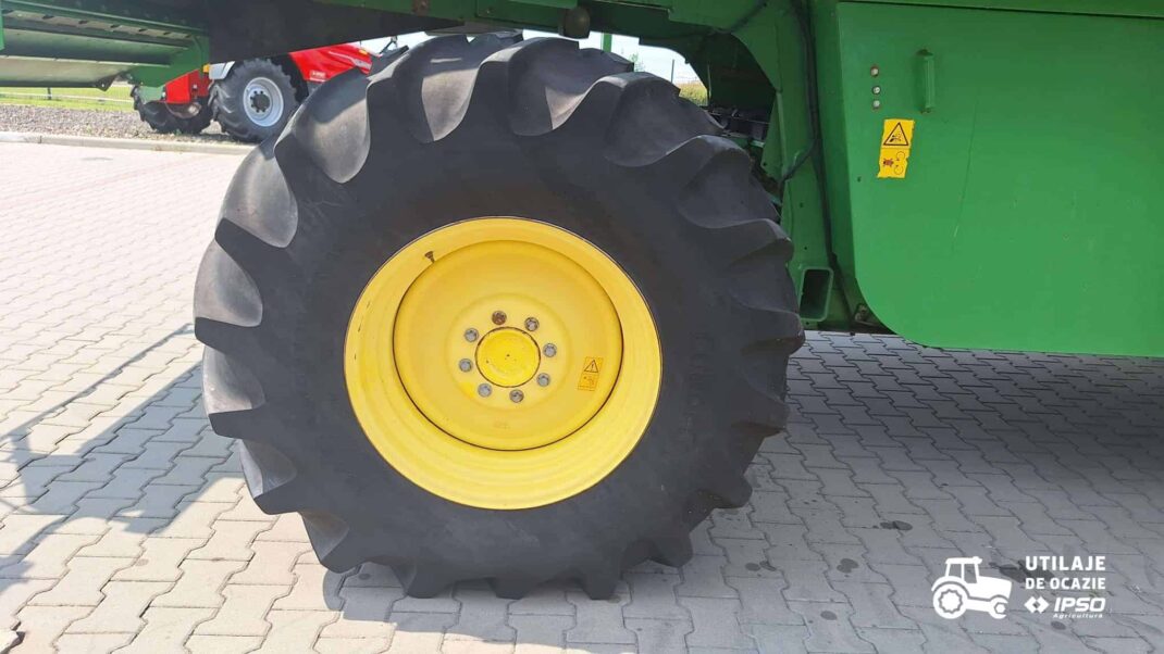 John Deere W550 + Header paioase