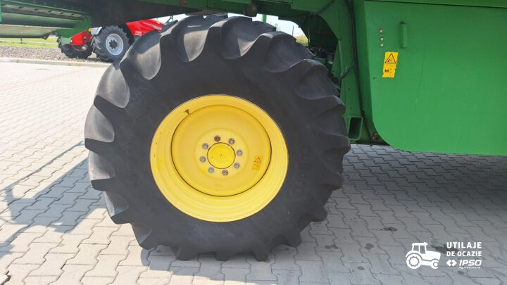 John Deere W550 + Header paioase