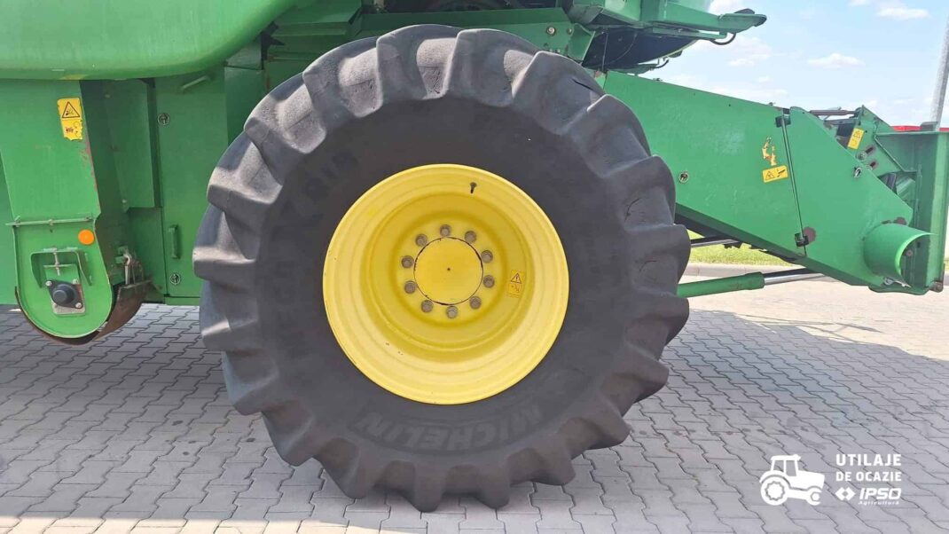 John Deere W550 + Header paioase