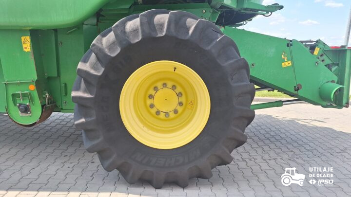 John Deere W550 + Header paioase