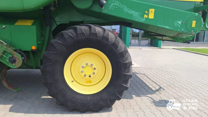 John Deere W550 + Header paioase