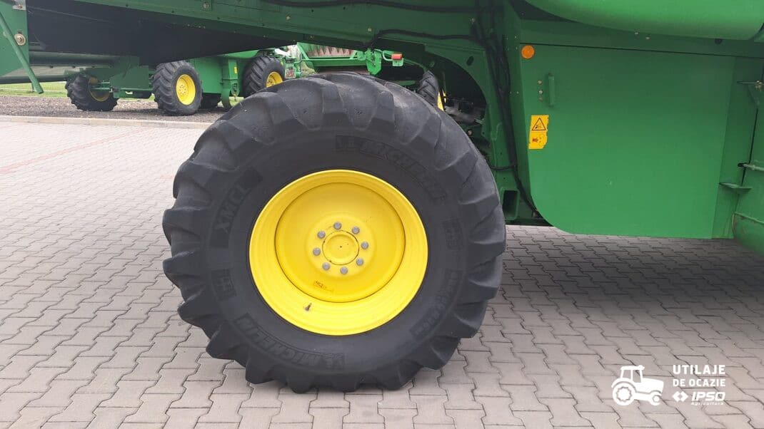 John Deere W540 + Header paioase