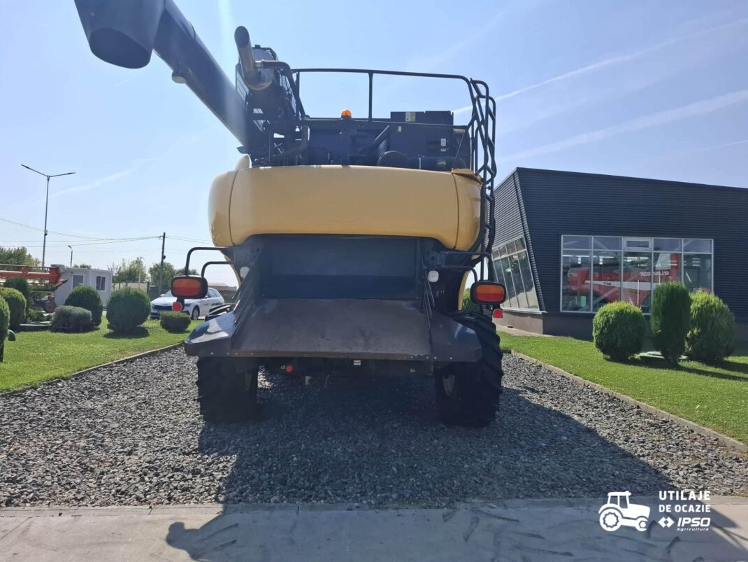 Combina New Holland model CR8070 + Header paioase