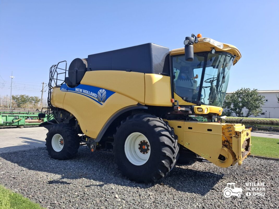 Combina New Holland model CR8070 + Header paioase