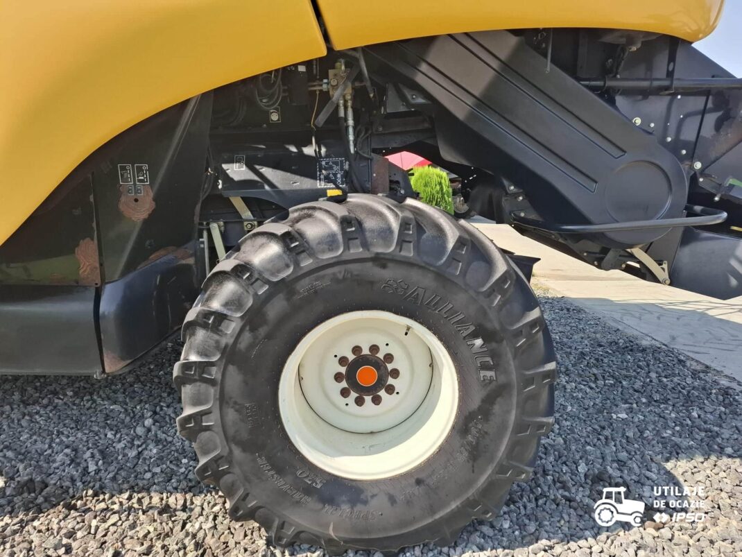 Combina New Holland model CR8070 + Header paioase