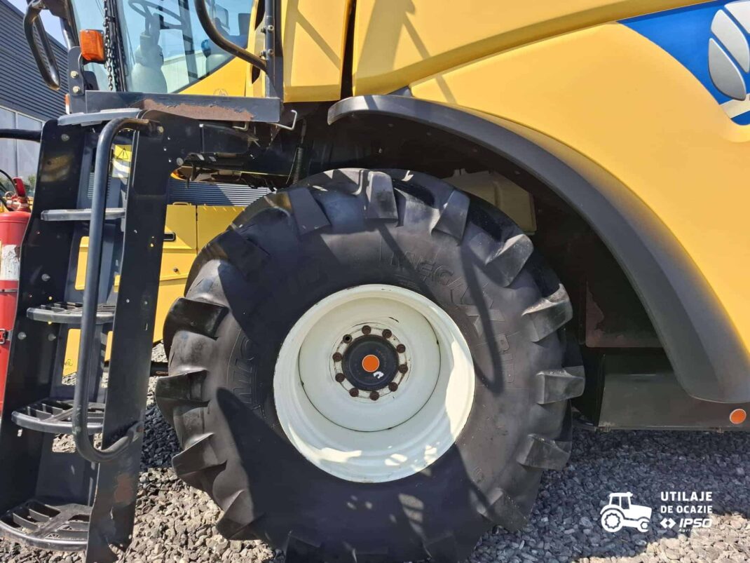 Combina New Holland model CR8070 + Header paioase