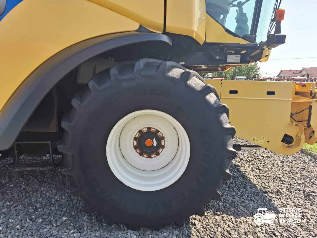 Combina New Holland model CR8070 + Header paioase