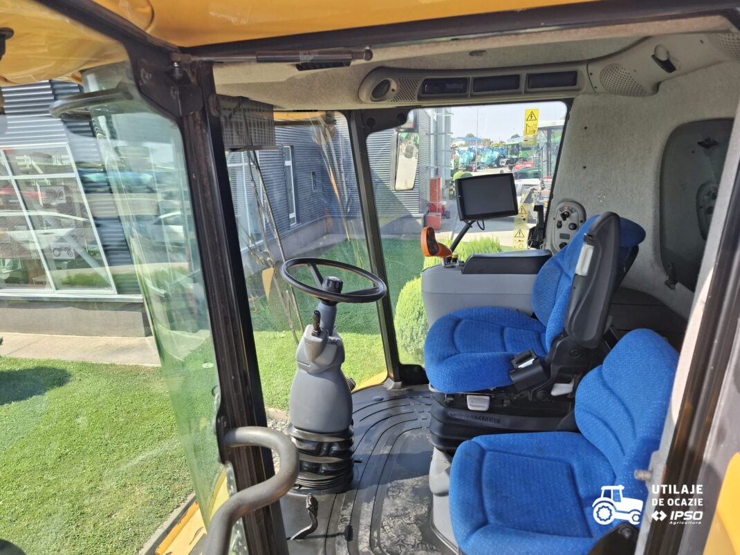 Combina New Holland model CR8070 + Header paioase