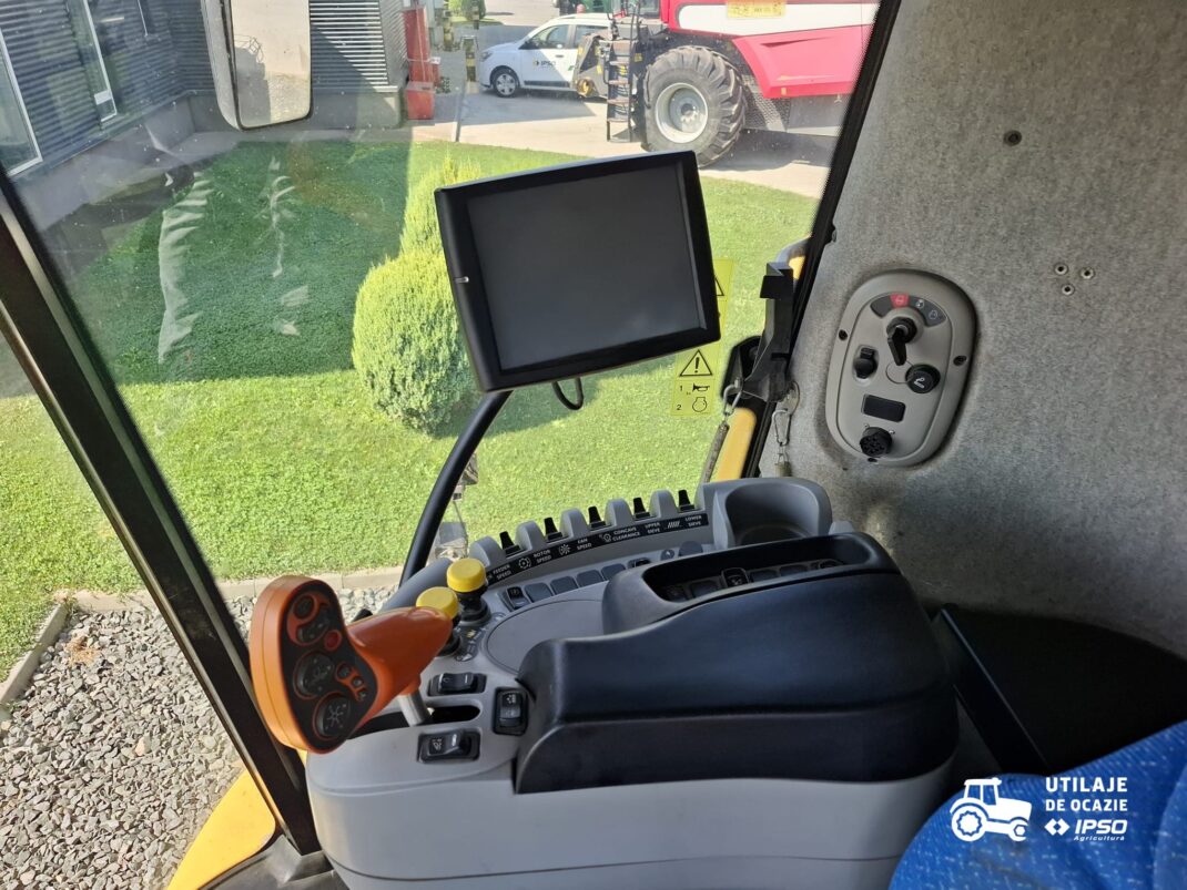 Combina New Holland model CR8070 + Header paioase